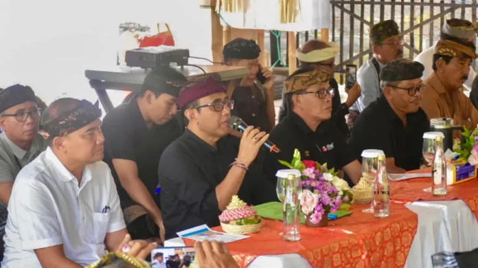 Wali Kota Denpasar, I Gusti Ngurah Jaya Negara bersama Bendesa Adat Denpasar, I Gusti Ngurah Alit Wirakesumabsaat menghadiri sosialisasi pengolahan sampah berbasis sumber di Wantilan Setra Agung Badung, Desa Adat Denpasar, Minggu (19/4/2026).