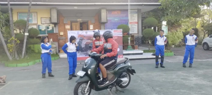 Astra Motor Bali menggandeng Duta Safety Riding SMANBARA untuk mengedukasi siswa SMPN 2 Banjar tentang pentingnya keselamatan berkendara sejak dini. Sumber foto : Astra Motor Bali