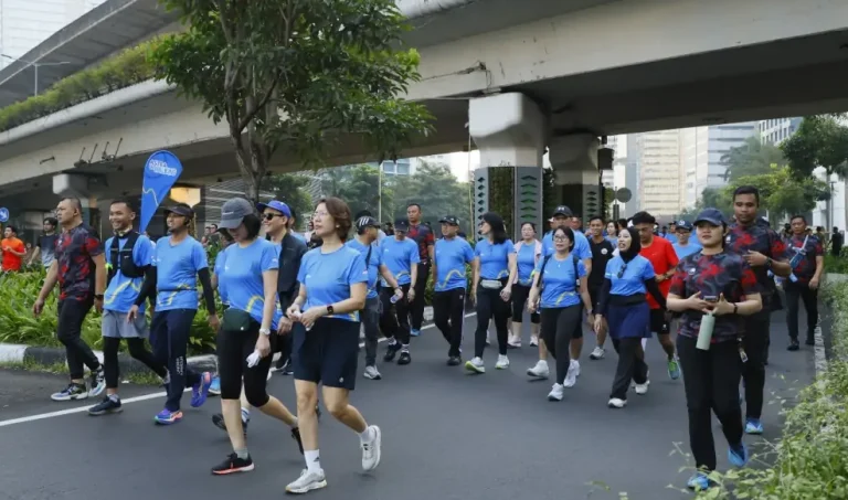 Insan Astra mengikuti kegiatan peresmian komunitas Astra Go Walking di Menara Astra, Jakarta pada Minggu (19/4). Kegiatan berjalan bersama ini menempuh rute sejauh 4,8 kilometer dan menjadi langkah awal dalam mendorong kebiasaan hidup sehat serta mempererat kebersamaan antar Insan Astra.