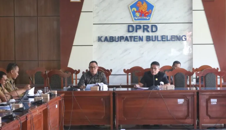 Suasana rapat yang berlangsung di ruang Gabungan Komisi DPRD Buleleng, Senin 20 April 2026