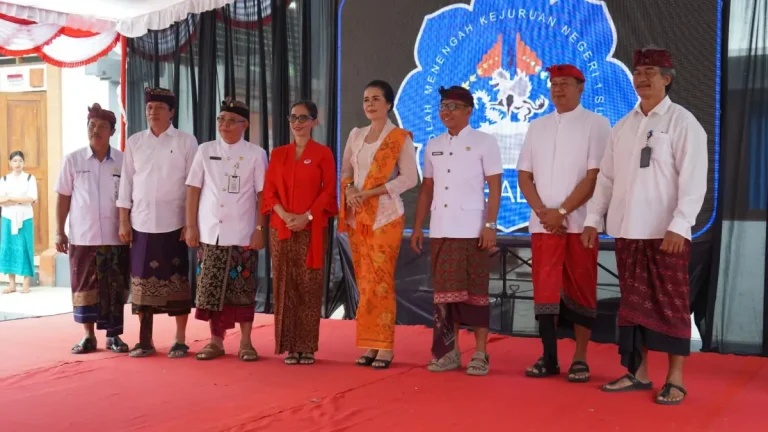 Job Fair FutureFest 2026 menjadi upaya Pemkab Buleleng membuka akses kerja yang luas, mempertemukan pencari kerja dengan industri, sekaligus menyiapkan generasi muda yang kompetitif dan mandiri.