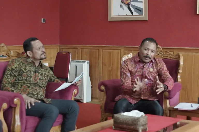 Ketua DPRD Kabupaten Buleleng, Ketut Ngurah Arya saat menerima audiensi Kelompok Tani Hutan (KTH) "Kemiri Indah" Desa Pejarakan, Kecamatan Gerokgak, Buleleng.
