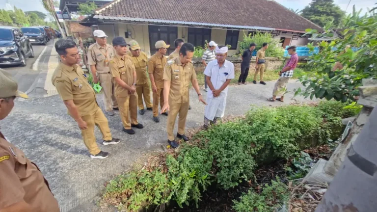 Bupati Jembrana, I Made Kembang Hartawan, mengimbau masyarakat menerapkan metode Teba Tradisional untuk mempercepat penanganan sampah berbasis sumber dan kearifan lokal.
