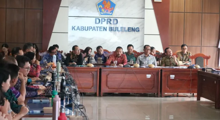 Suasana rapat yang berlangsung di ruang Gabungan Komisi DPRD Buleleng.