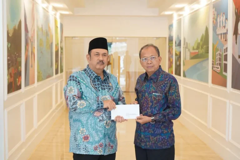 Gubernur Bali, Wayan Koster, melakukan tindak lanjut kesepakatan dengan pemerintah pusat dan tiga kementerian untuk memastikan percepatan pembangunan infrastruktur strategis Bali yang dimulai secara bertahap pada tahun 2026–2027.