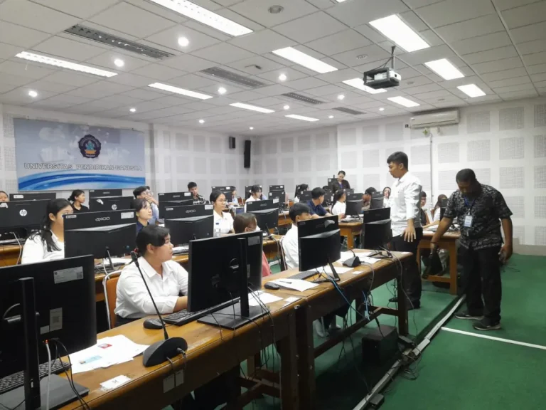 Para peserta Ujian Tulis Berbasis Komputer (UTBK) dalam Seleksi Nasional Berdasarkan Tes (SNBT) tahun 2026 ketika mengikuti ujian di Undiksha Singaraja.