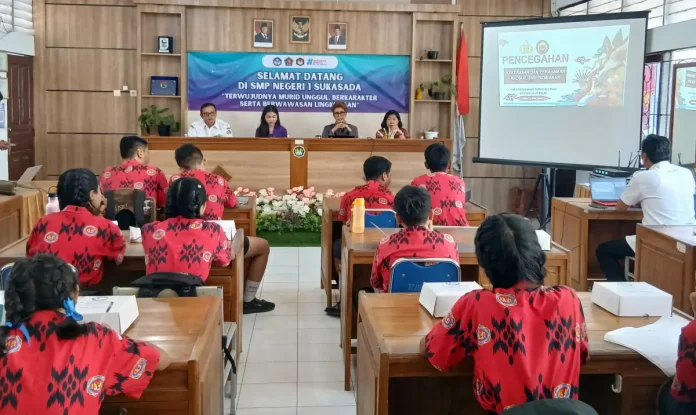 Suasana kegiatan sosialisasi yang dilaksanakan di SMPN 1 Sukasada. Suasana kegiatan sosialisasi yang dilaksanakan di SMPN 1 Sukasada.