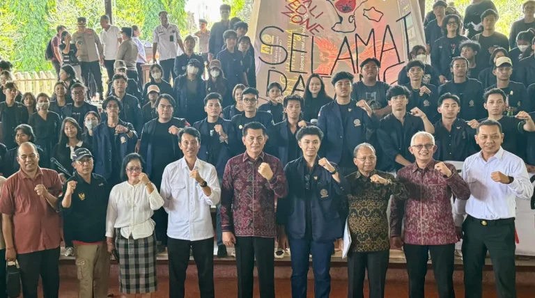 Gubernur Bali Wayan Koster membuka ruang dialog terbuka dengan Badan Eksekutif Mahasiswa (BEM) Universitas Udayana (Unud) membahas persoalan pengelolaan sampah di Bali, Rabu 22 April 2026.
