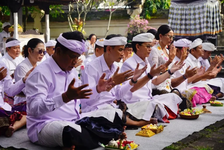 Pemkab Klungkung menggelar persembahyangan bersama di Pura Jagatnatha Klungkung dipimpin Bupati I Made Satria dalam rangka Hari Puputan Klungkung ke-118 dan HUT Kota Semarapura ke-34.