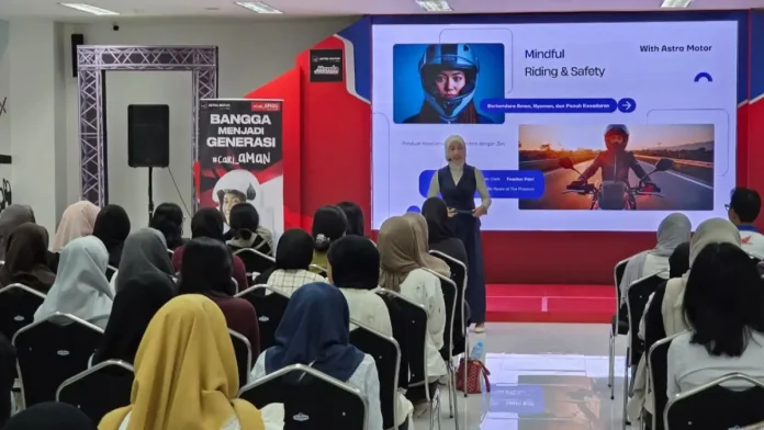 Kebersamaan para Kartini masa kini dalam kegiatan edukasi keselamatan berkendara di Astra Motor Samarinda (17/4).