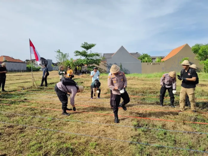 Kegiatan pemanfaatan lahan bera di Subak Intaran Barat yang berlangsung pada Kamis (23/4).