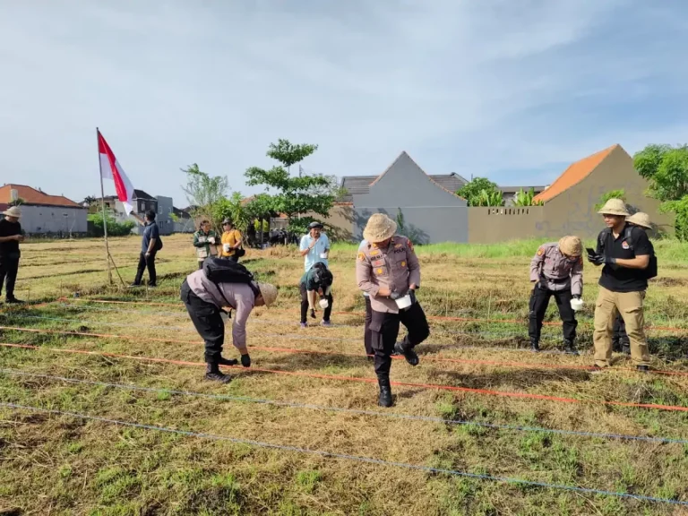 Kegiatan pemanfaatan lahan bera di Subak Intaran Barat yang berlangsung pada Kamis (23/4).