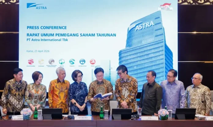 Susunan Direksi Astra yang terdiri dari Presiden Direktur Astra Rudy (tengah), Direktur Astra Gidion Hasan (keempat kanan), Direktur Astra Santosa (ketiga kanan), Direktur Astra Gita Tiffani Boer (keempat kiri), Direktur Astra FXL Kesuma (ketiga kiri), Direktur Astra Thomas Junaidi Alim. W (kedua kanan), Direktur Astra Hsu Hai Yeh (kedua kiri), Direktur Astra Siswadi (kanan), serta Direktur Astra Djap Tet Fa (kiri), pada Press Conference Rapat Umum Pemegang Saham Tahunan (RUPST) PT Astra International Tbk 2026 pada Kamis (23/4/2026).