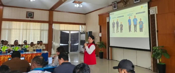 Pemaparan materi standar penampilan dan etika pelayanan kepada petugas sebagai upaya PLN UP3 Bali Selatan menghadirkan pengalaman layanan yang lebih rapi, sopan, dan berkesan positif bagi pelanggan.