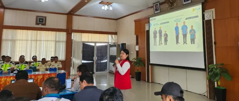 Pemaparan materi standar penampilan dan etika pelayanan kepada petugas sebagai upaya PLN UP3 Bali Selatan menghadirkan pengalaman layanan yang lebih rapi, sopan, dan berkesan positif bagi pelanggan.