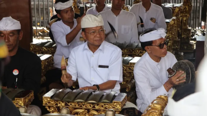 Gubernur Bali Wayan Koster turut ngayah megambel dalam prosesi penyineban IBTK 2026 di Pura Agung Besakih yang menandai berakhirnya rangkaian karya.