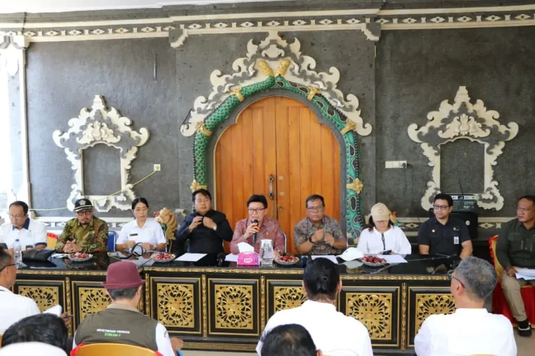DPRD Provinsi Bali melalui Pansus TRAP merekomendasikan penghentian sementara aktivitas di KEK Kura-Kura Bali sambil mendalami dugaan tukar guling lahan mangrove yang masih dalam proses pengawasan dan verifikasi.