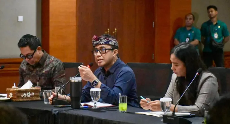 Pemerintah Kota Denpasar membuka ruang dialog dengan kalangan mahasiswa melalui forum “Dengar Mahasiswa” yang digelar di Graha Sewakadarma, Jumat 24 April 2026.