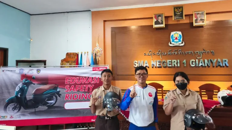 Upaya membangun kesadaran keselamatan berkendara di kalangan pelajar kembali digencarkan oleh Astra Motor Bali melalui kegiatan edukasi safety riding di SMAN 1 Gianyar, Jumat 24 April 2026.