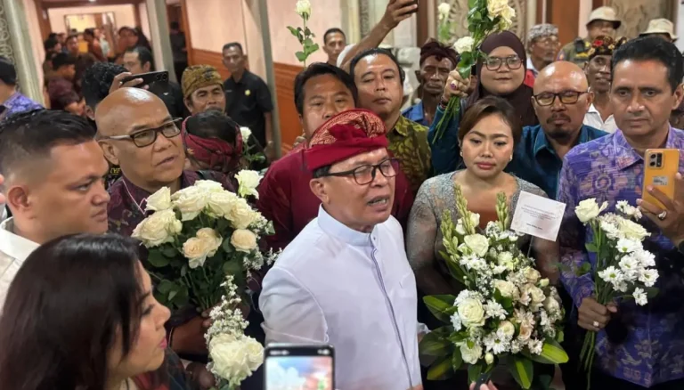 Sejumlah warga dari Desa Adat Jimbaran dan Serangan mendatangi Gedung DPRD Provinsi Bali, Jumat 24 April 2026, dengan membawa bunga mawar putih sebagai simbol dukungan terhadap kinerja Panitia Khusus Tata Ruang, Aset, dan Perizinan (Pansus TRAP).