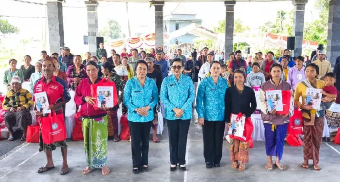 Ketua TP PKK Kabupaten Bangli, Sariasih Sedana Arta, mendampingi kegiatan aksi sosial TP PKK Provinsi Bali bertajuk “Bergerak dan Berbagi” yang dipusatkan di Kecamatan Kintamani, Jumat 24 April 2026.