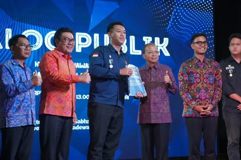 Gubernur Bali, Wayan Koster, mengajak kalangan kampus untuk mengambil peran aktif dalam mengurangi sampah plastik sekali pakai serta menerapkan pengelolaan sampah berbasis sumber.