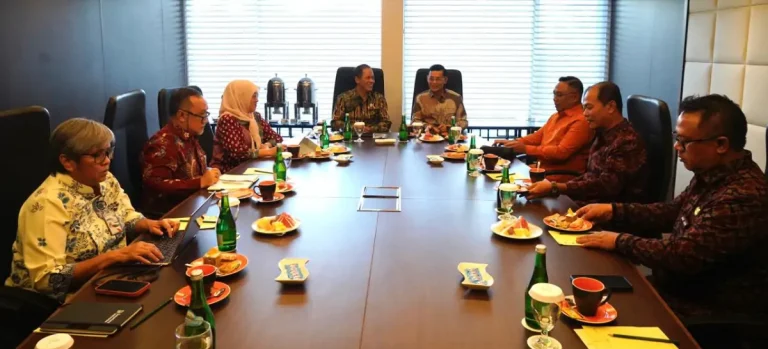 Bupati Klungkung, I Made Satria, bersama Sekda Anak Agung Gede Lesmana melakukan pertemuan dengan Menteri Lingkungan Hidup Republik Indonesia, Hanif Faisol Nurofiq, di Jakarta, Jumat 24 April 2026.