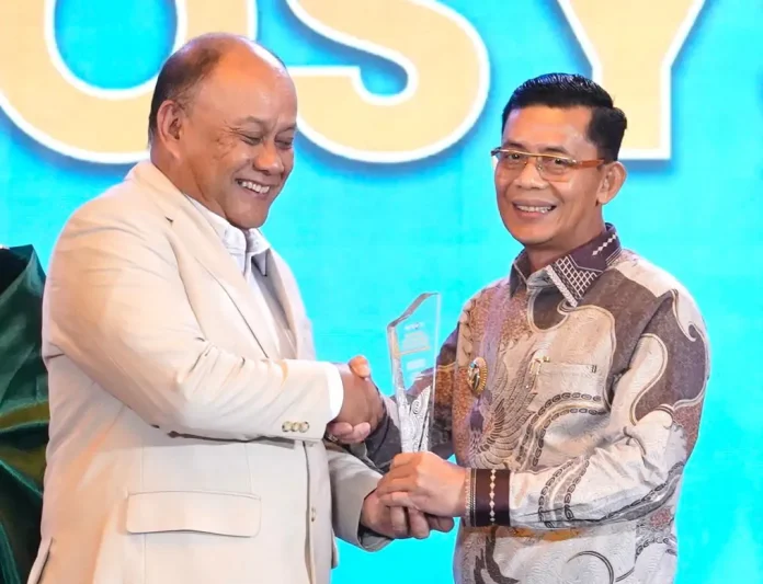 Bupati Klungkung, I Made Satria, menerima penghargaan dalam ajang National Governance Awards 2026 yang digelar di Grand Ballroom The Ritz-Carlton Jakarta