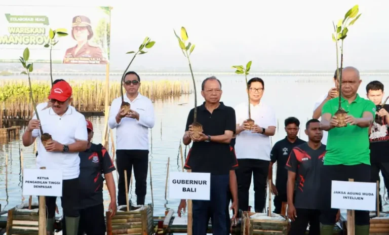 Walikota Denpasar, I Gusti Ngurah Jaya Negara bersama Kepala Kejaksaan Tinggi (Kajati) Bali, Dr. Chatarina Muliana, Gubernur Bali, Wayan Koster dan Bupati Badung I Wayan Adi Arnawa mengikuti aksi penanaman mangrove dan pelepasan burung di kawasan Taman Hutan Raya Ngurah Rai, Sabtu (25/4/2026).