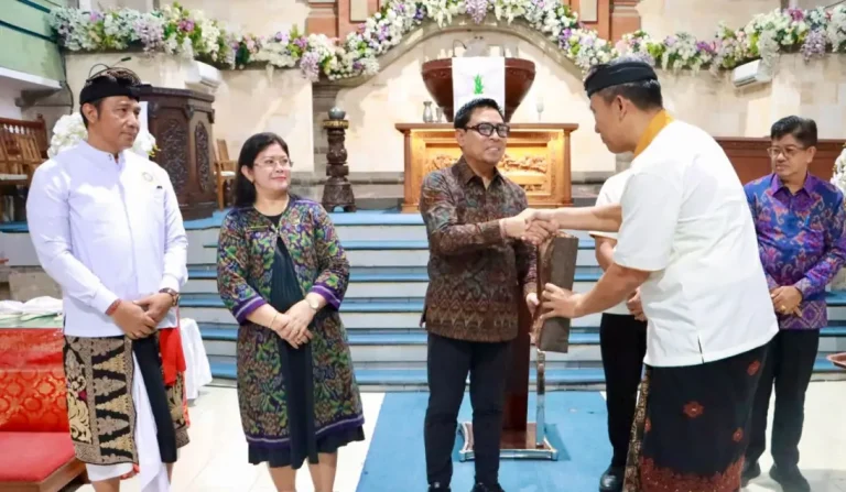 Wakil Walikota Denpasar, I Kadek Agus Arya Wibawa menghadiri peringatan sekaligus Ibadah Paskah Majelis Permusyawaratan Umat Kristen (MPUK) Kota Denpasar yang diselenggarakan di GPIB Maranatha, Denpasar, Jumat (24/4/2026).