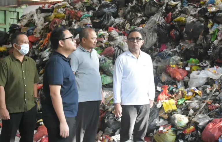 Walikota Denpasar, I Gusti Ngurah Jaya Negara didampingi Kadis DLHK Kota Denpasar, Ida Bagus Putra Wirabawa serta Camat Denpasar Selatan, Ida Bagus Made Purwanasara saat meninjau langsung proses instalasi dan pengolahan sampah di TPST Tahura 1 Denpasar, Sabtu (25/4/2026).