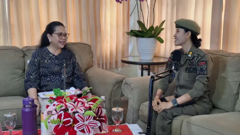 Ketua TP PKK Kabupaten Buleleng, Wardhany Sutjidra, menekankan pentingnya keterlibatan perempuan dalam pengelolaan sampah berbasis sumber saat menjadi narasumber dalam podcast PETUAH NGOPI yang digelar Satuan Polisi Pamong Praja Kabupaten Buleleng di Ruang Sekretariat PKK, Jumat 24 April 2026.