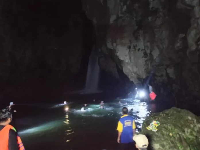 Proses pencarian korban tenggelam di Air Terjun Tembok Barak, Desa Sambangan, Kecamatan Sukasada, Buleleng.