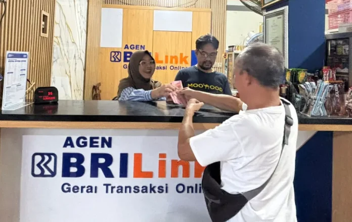 Perjalanan Ni Ketut Suandini dari pedagang kecil di pasar hingga menjadi agen BRILink menunjukkan bagaimana peluang di sektor layanan keuangan dapat dimanfaatkan oleh pelaku usaha mikro.
