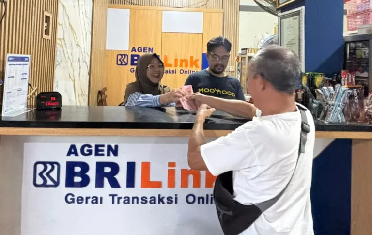 Perjalanan Ni Ketut Suandini dari pedagang kecil di pasar hingga menjadi agen BRILink menunjukkan bagaimana peluang di sektor layanan keuangan dapat dimanfaatkan oleh pelaku usaha mikro.