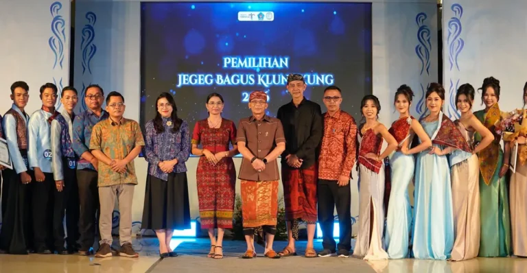 Ajang Fashion Night Jegeg Bagus Klungkung 2026 menampilkan kain endek sebagai upaya memperkuat branding budaya lokal sekaligus menyiapkan generasi muda menjadi duta pariwisata yang berkualitas.