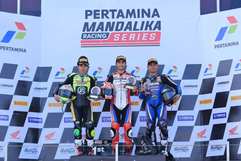 Andi Gilang (tengah) berhasil menyapu bersih podium pertama pada Race 1, Race 2, serta Superpole di kelas NS250cc yang berlangsung pada Sabtu–Minggu, 25–26 April 2026.