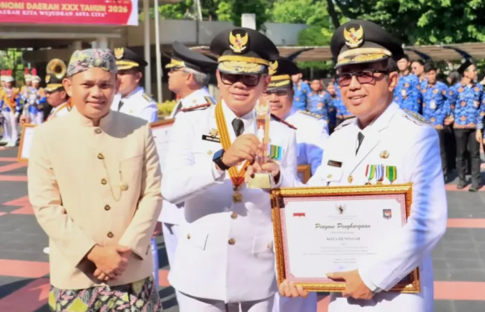 Walikota Denpasar I Gusti Ngurah Jaya Negara saat menerima penghargaan atas Penyelenggaraan Pemerintahan Daerah yang diserahkan Wamendagri Bima Arya Sugiarto didampingi Direktur Jenderal Otonomi Daerah Kemendagri, Cheka Virgowansyah dalam momentum peringatan Hari Otda ke-30 Tahun 2026, Senin (27/4) di Kantor Kementerian Dalam Negeri Republik Indonesia.