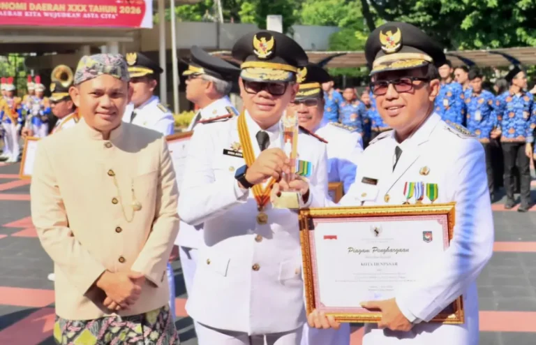 Walikota Denpasar I Gusti Ngurah Jaya Negara saat menerima penghargaan atas Penyelenggaraan Pemerintahan Daerah yang diserahkan Wamendagri Bima Arya Sugiarto didampingi Direktur Jenderal Otonomi Daerah Kemendagri, Cheka Virgowansyah dalam momentum peringatan Hari Otda ke-30 Tahun 2026, Senin (27/4) di Kantor Kementerian Dalam Negeri Republik Indonesia.