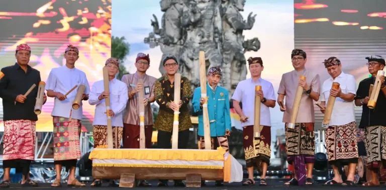 Festival Semarapura ke-8 resmi dibuka di depan Monumen Ida Dewa Agung Jambe, Kecamatan Klungkung, Selasa 28 April 2026.