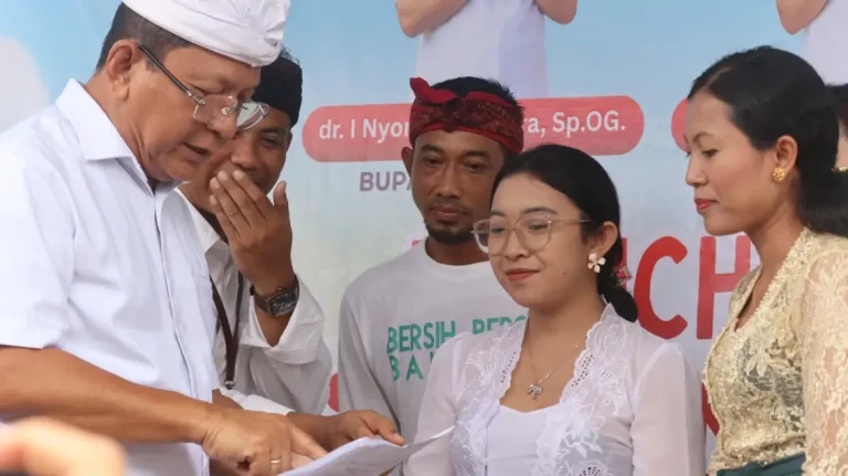 Pemkab Buleleng melalui program “Sampah Kedas, Pajak Lunas” mengajak masyarakat menukar sampah terpilah di bank sampah untuk membayar PBB-P2 sekaligus mendukung kebersihan lingkungan.