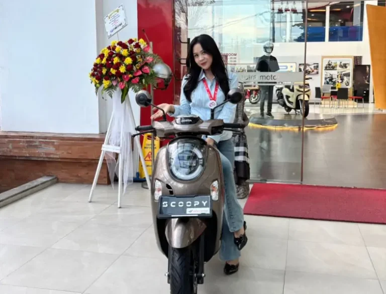 Astra Motor Center Denpasar menghadirkan pilihan sepeda motor bergaya custom melalui Honda Scoopy dan Honda Stylo dengan konsep retro modern yang menonjolkan sisi personal dan karakter penggunanya.