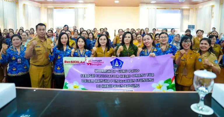 Bunda PAUD Kabupaten Badung, Nyonya Rasniathi Adi Arnawa, secara resmi membuka Workshop Guru PAUD di SPNF SKB Kerobokan, Senin (27/4).