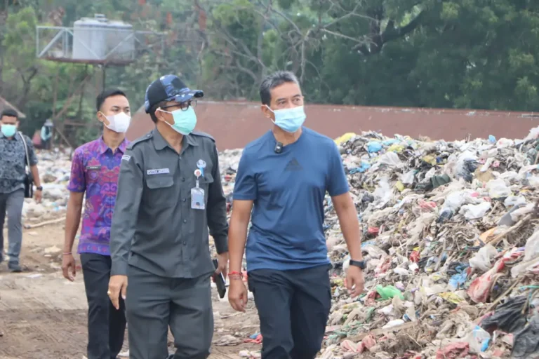 Wakil Bupati Buleleng, Gede Supriatna, meninjau TPA Bengkala dan mengajak masyarakat untuk mulai memilah sampah dari rumah guna mengurangi beban TPA yang sudah mengalami kelebihan kapasitas.