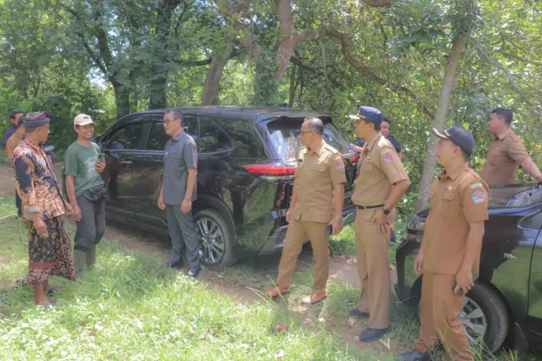 Wakil Bupati Buleleng Gede Supriatna meninjau langsung kondisi jalan di Dusun Perigi Desa Bila untuk menindaklanjuti aspirasi masyarakat terkait peningkatan infrastruktur pedesaan.