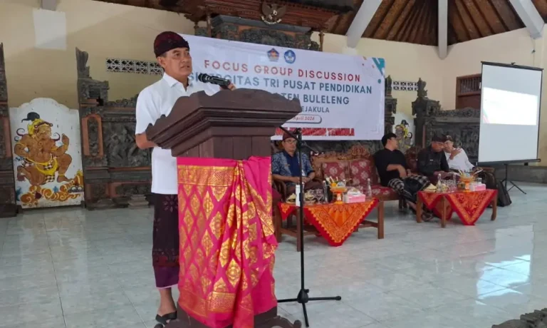 Wakil Bupati Buleleng Gede Supriatna menegaskan pentingnya sinergi Tri Pusat Pendidikan antara sekolah, keluarga, dan masyarakat untuk meningkatkan kualitas pendidikan yang berkarakter di daerah.