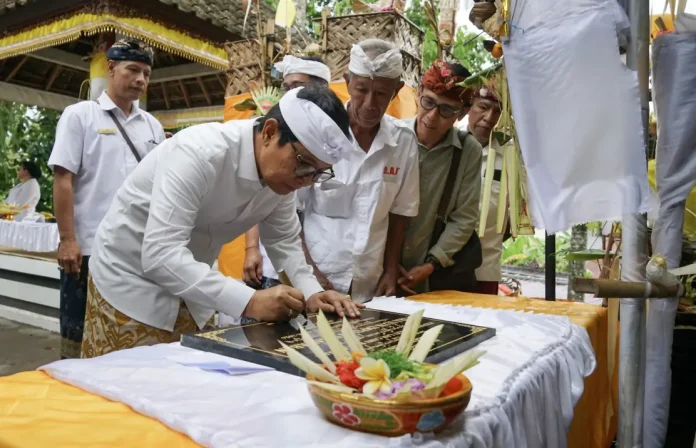Bupati Wayan Adi Arnawa nodya Karya Ngenteg Linggih, Mapedudusan Alit dan Caru Panca Kelud di Pura Ulun Empelan Subak Aban, Desa Darmasaba, Kecamatan Abiansemal, Rabu (22/4/2026).