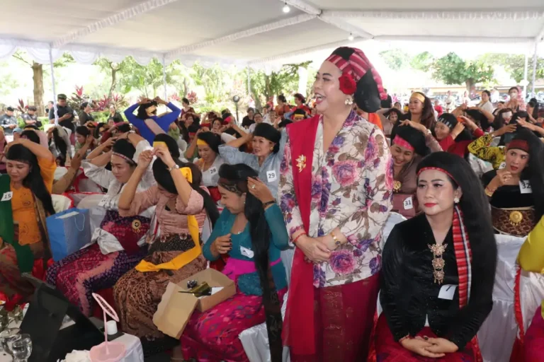 Peringatan Hari Kartini di Kabupaten Buleleng berlangsung meriah dengan lomba tradisi Bali seperti lelunakan dan nyuun sokasi, sekaligus apresiasi bagi perempuan dan masyarakat berprestasi.