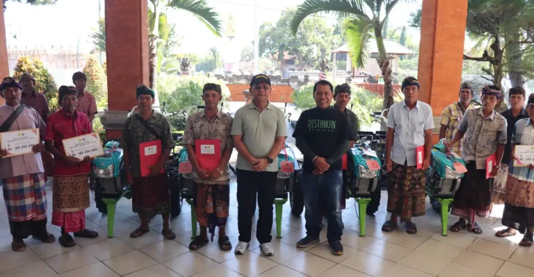 Bupati Buleleng I Nyoman Sutjidra menyalurkan bantuan traktor dan paket irigasi kepada kelompok tani untuk mendukung peningkatan produksi dan kemandirian pangan.