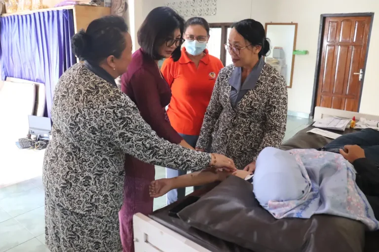Ketua GOW Kabupaten Buleleng Ny. Hermawati Supriatna menghadiri Kick Off KB Implan dan IUD gratis dalam rangka HUT ke-75 IBI di Desa Tukadmungga sebagai dukungan terhadap kesehatan ibu dan anak serta perencanaan keluarga.